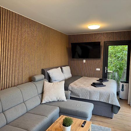 Airport Luxury Apartment & Spa Praag Buitenkant foto
