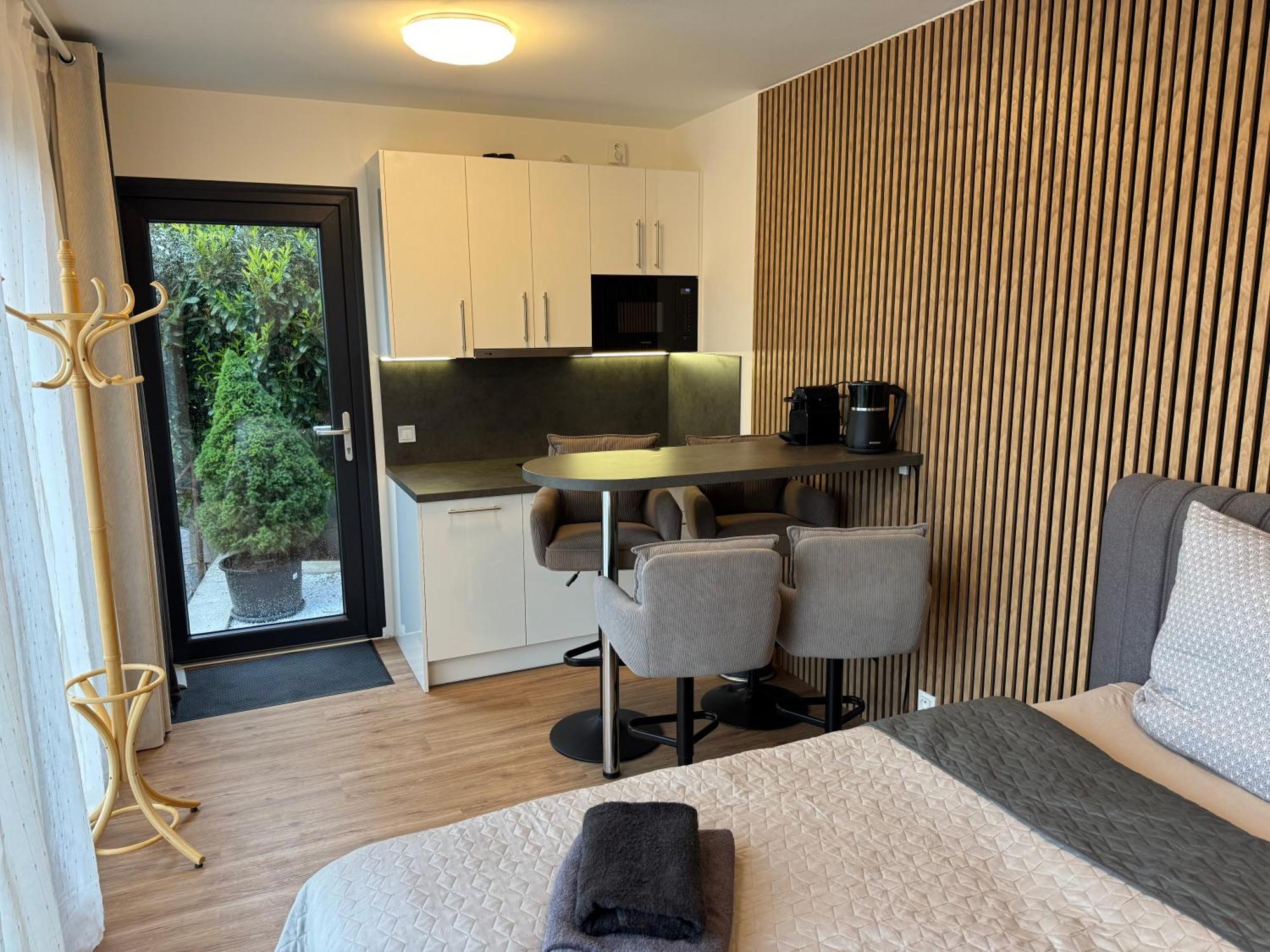 Airport Luxury Apartment & Spa Praag Buitenkant foto